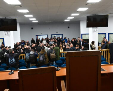 Η αίθουσα του δικαστηρίου στα Τέμπη