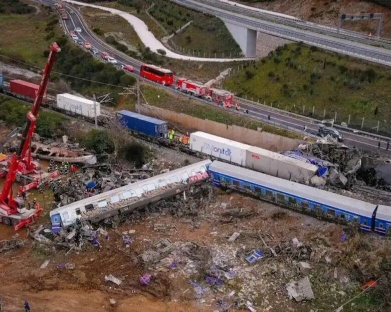 Στιγμιότυπο από την φονική σύγκρουση τρένων στα Τέμπη, τον Φεβρουάριο του 2023