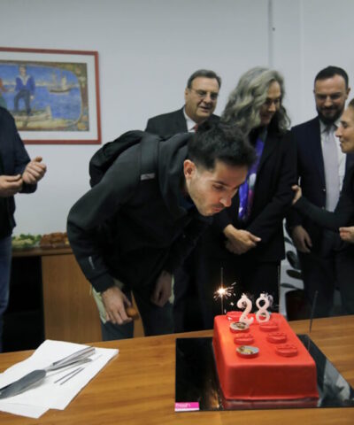 Ο Μίλτος Τεντόγλου σβήνει την τούρτα γενεθλίων του