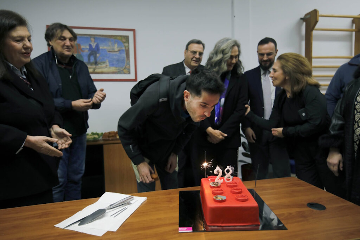 Ο Μίλτος Τεντόγλου σβήνει την τούρτα γενεθλίων του