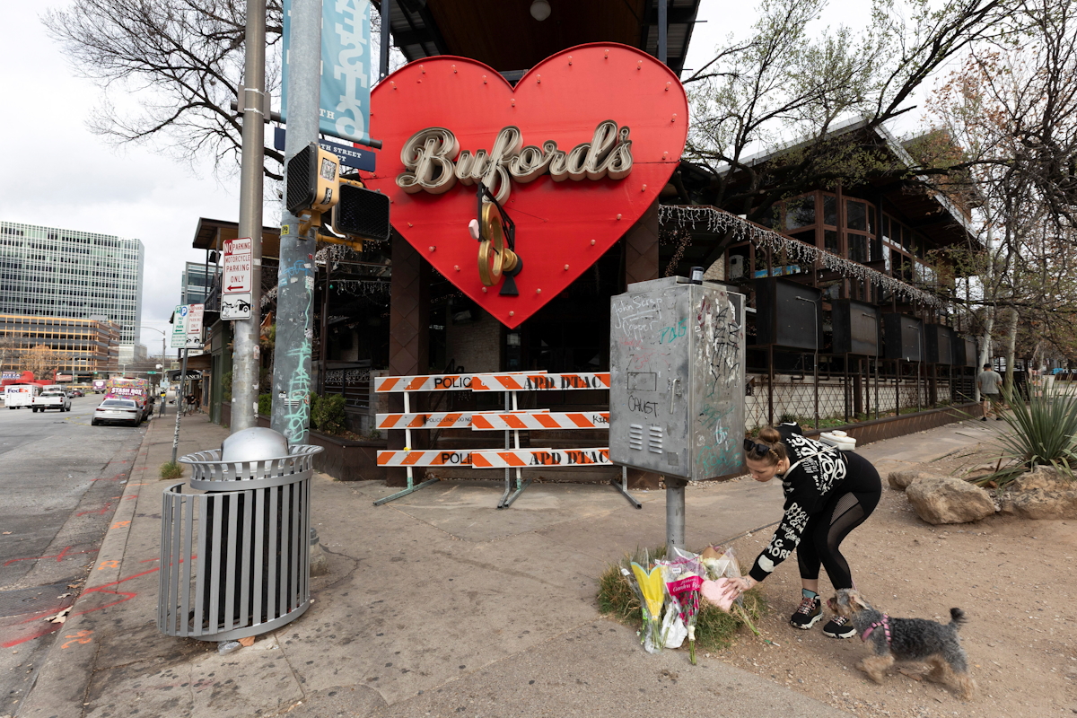 Θανάσιμοι μαζικοί πυροβολισμοί έξω από το Buford's, ένα δημοφιλές μπαρ σε στυλ roadhouse στο Όστιν