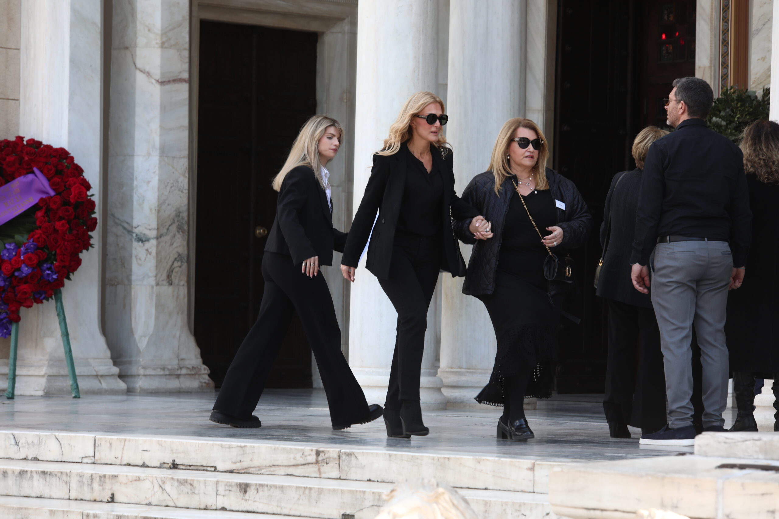 Κηδεία της τραγουδίστριας Μαρινέλλας, στην Μητρόπολη Αθηνών, Τρίτη 31 Μαρτίου 2026. Η Μαρινέλλα πέθανε σε ηλικία 87 ετών έπειτα από έπειτα από σοβαρό εγκεφαλικό επεισόδιο που είχε υποστεί τον Σεπτέμβριο του 2024 τραγουδώντας στη σκηνή του Ηρωδείου. Πρωταγωνίστησε  στη μουσική σκηνή επί 65 χρόνια. Ερμήνευσε αμέτρητα τραγούδια σπουδαίων συνθετών και στιχουργών, ενώ γνώρισε αμέτρητο θαυμασμό σε κάθε εμφάνισή της σε κέντρα, θεατρικές σκηνές και συναυλιακούς χώρους. (ΔΑΝΑΗ ΔΑΥΛΟΠΟΥΛΟΥ/EUROKINISSI)