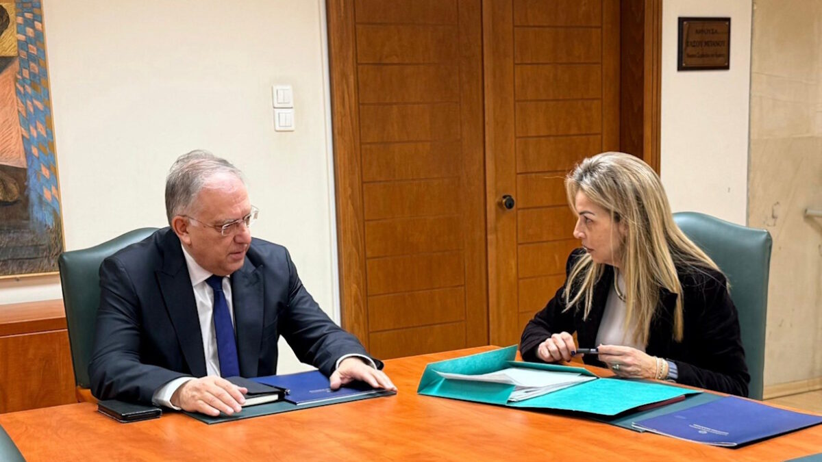 Ο υπουργός Ανάπτυξης Τάκης Θεοδωρικάκος και η Διοικήτρια της Ανεξάρτητης Αρχής Προστασίας του Καταναλωτή και Ελέγχου της Αγοράς Δέσποινα Τσαγγάρη