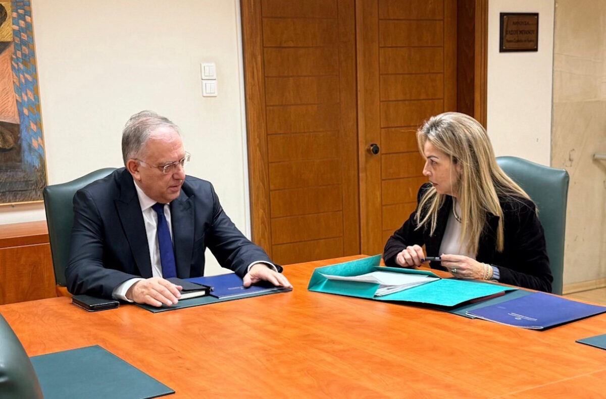 Ο υπουργός Ανάπτυξης Τάκης Θεοδωρικάκος και η Διοικήτρια της Ανεξάρτητης Αρχής Προστασίας του Καταναλωτή και Ελέγχου της Αγοράς Δέσποινα Τσαγγάρη