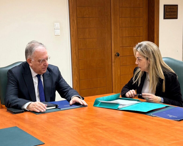 Ο υπουργός Ανάπτυξης Τάκης Θεοδωρικάκος και η Διοικήτρια της Ανεξάρτητης Αρχής Προστασίας του Καταναλωτή και Ελέγχου της Αγοράς Δέσποινα Τσαγγάρη