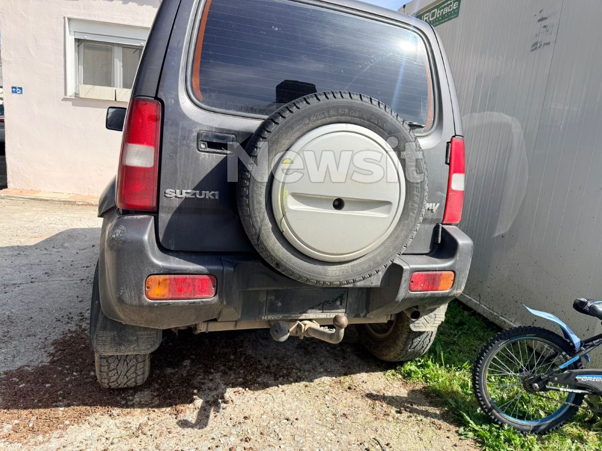 Το αυτοκίνητο που έπεσε σε υποκατάστημα τράπεζας στη Θέρμη