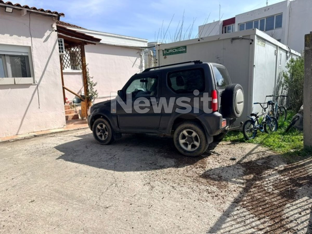 Το αυτοκίνητο που έπεσε σε υποκατάστημα τράπεζας στη Θέρμη