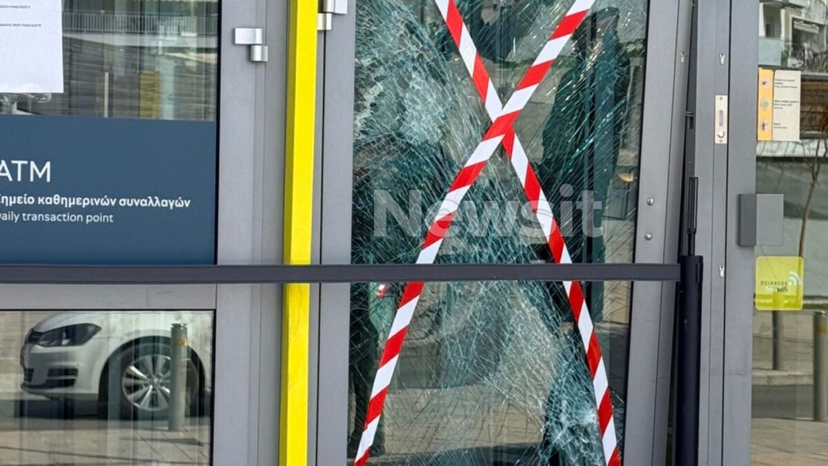 Αυτοκίνητο έπεσε στην πρόσοψη τράπεζας στη Θέρμη