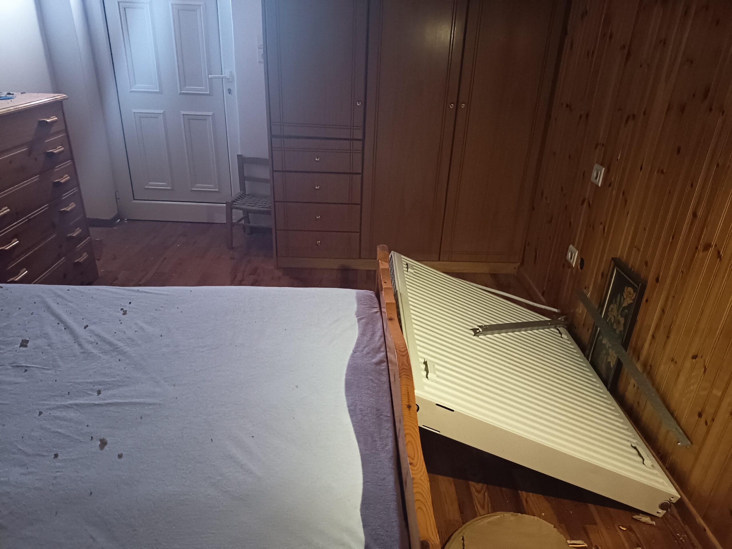 Η ρωγμή που προκλήθηκε από τον σεισμό σε σπίτι στο Πολύδροσο