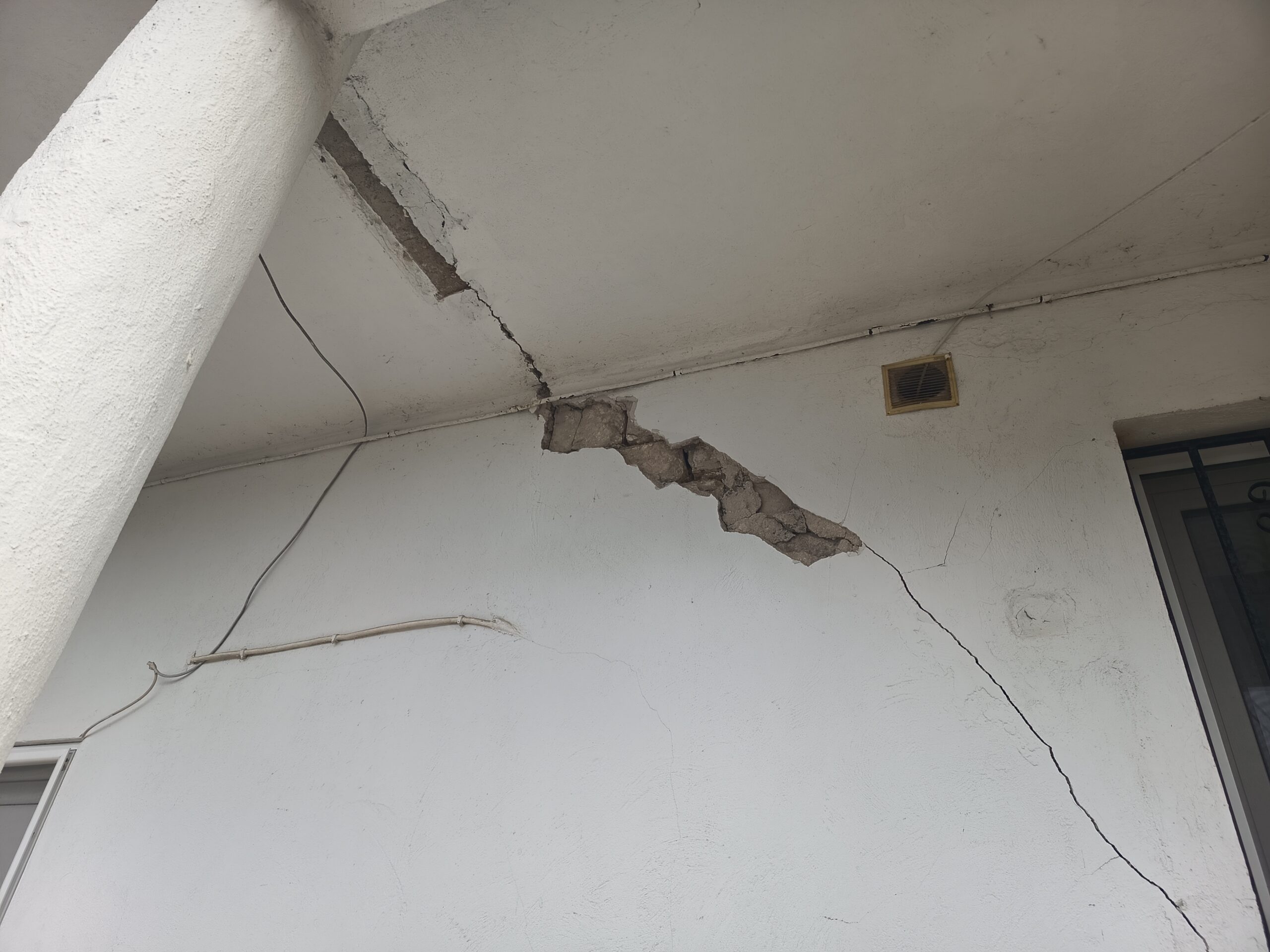 Η ρωγμή που προκλήθηκε σε σπίτι στο Πολύδροσο
