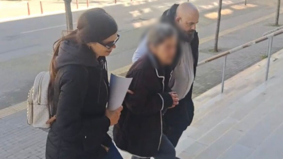 Η 77χρονη στο Δικαστικό Μέγαρο Θεσσαλονίκης