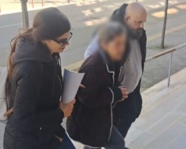 Η 77χρονη στο Δικαστικό Μέγαρο Θεσσαλονίκης