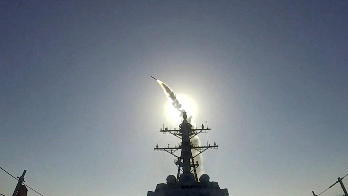 Εκτόξευση πυραύλου Tomahawk από αμερικανικό αντιτορπιλικό