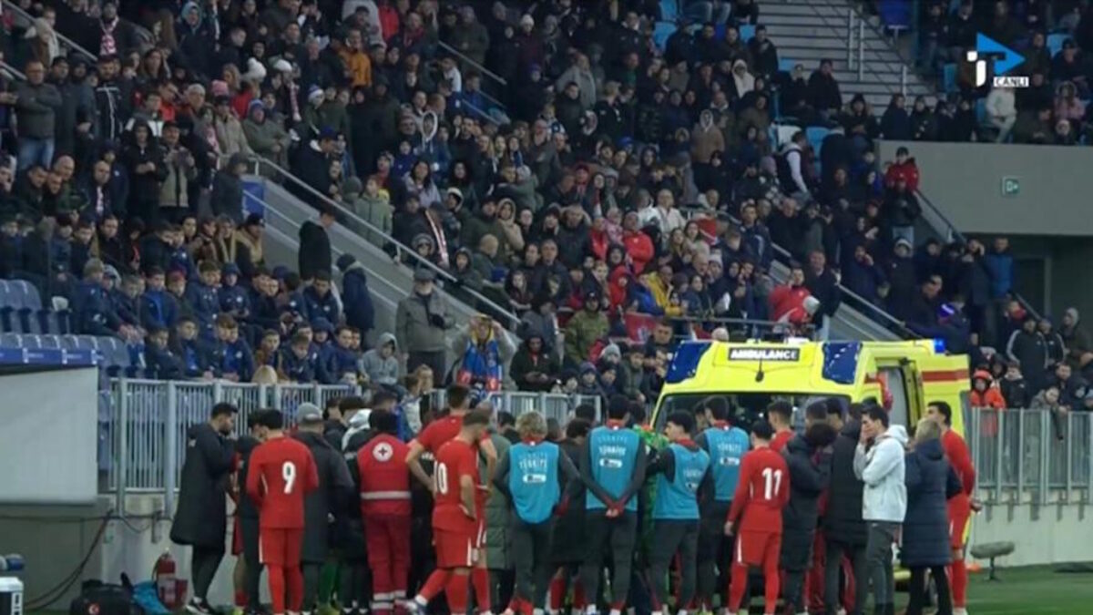 Ο προπονητής της Τουρκίας U21 κατέρρευσε εν ώρα ποδοσφαιρικού αγώνα και μεταφέρθηκε στο νοσοκομείο