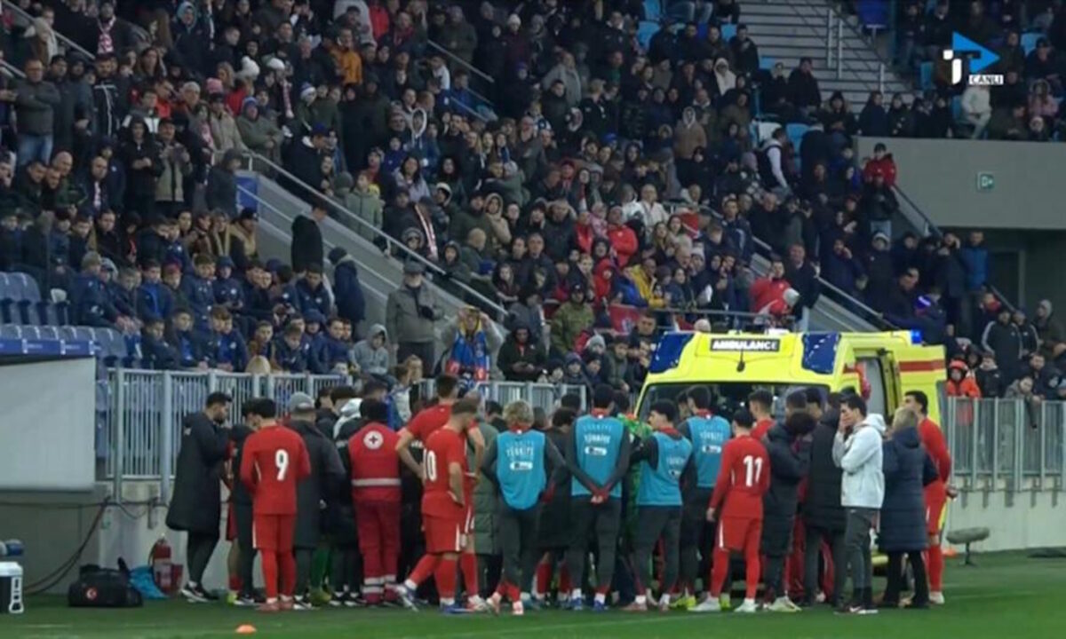 Ο προπονητής της Τουρκίας U21 κατέρρευσε εν ώρα ποδοσφαιρικού αγώνα και μεταφέρθηκε στο νοσοκομείο