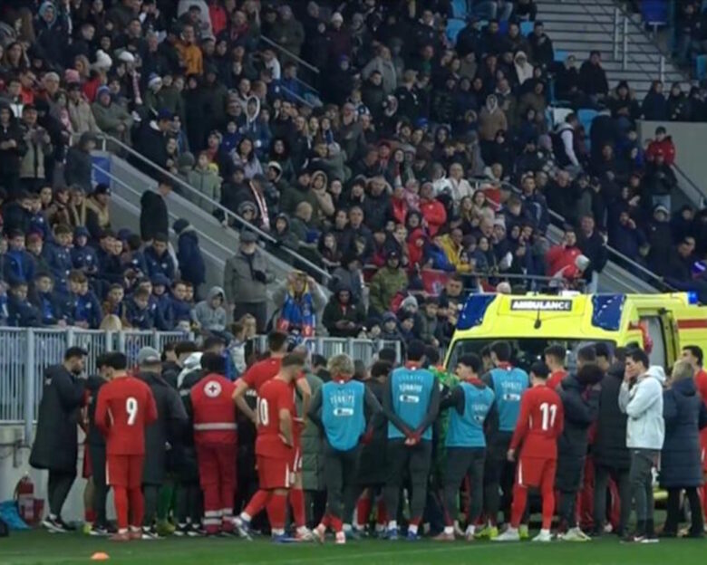 Ο προπονητής της Τουρκίας U21 κατέρρευσε εν ώρα ποδοσφαιρικού αγώνα και μεταφέρθηκε στο νοσοκομείο