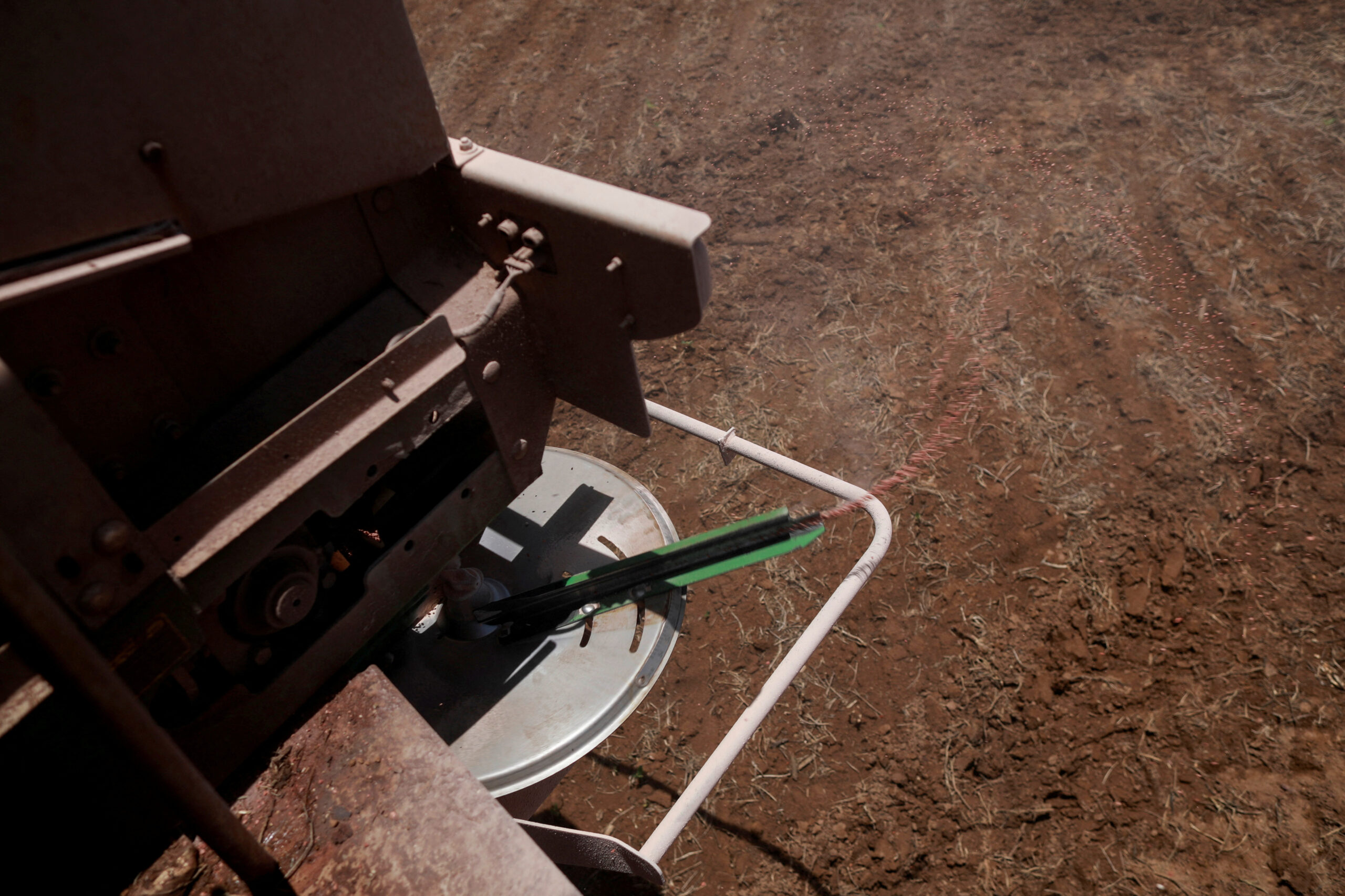 Τρακτέρ απλώνει λίπασμα σε χωράφι