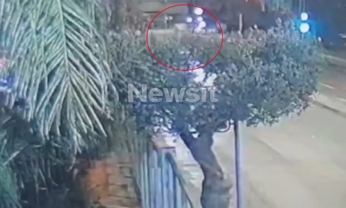 Η στιγμή που το αυτοκίνητο συγκρούεται πλαγιομετωπικά με το ταξί της 55χρονης