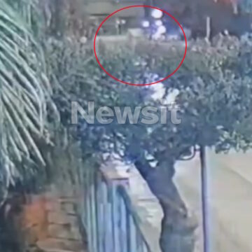 Η στιγμή που το αυτοκίνητο συγκρούεται πλαγιομετωπικά με το ταξί της 55χρονης