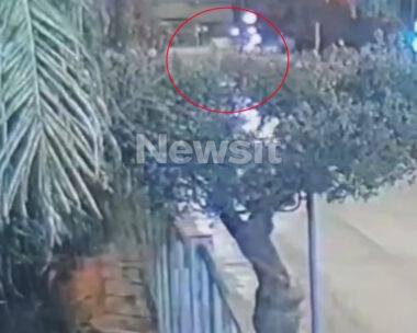 Η στιγμή που το αυτοκίνητο συγκρούεται πλαγιομετωπικά με το ταξί της 55χρονης