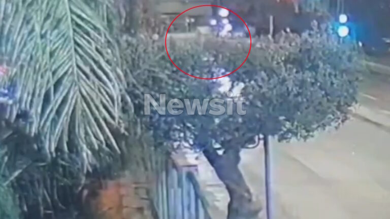 Η στιγμή που το αυτοκίνητο συγκρούεται πλαγιομετωπικά με το ταξί της 55χρονης