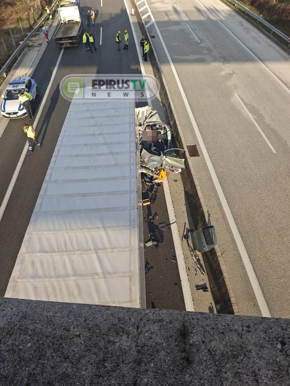 Το αυτοκίνητο μετά τη σύγκρουση με τη νταλίκα