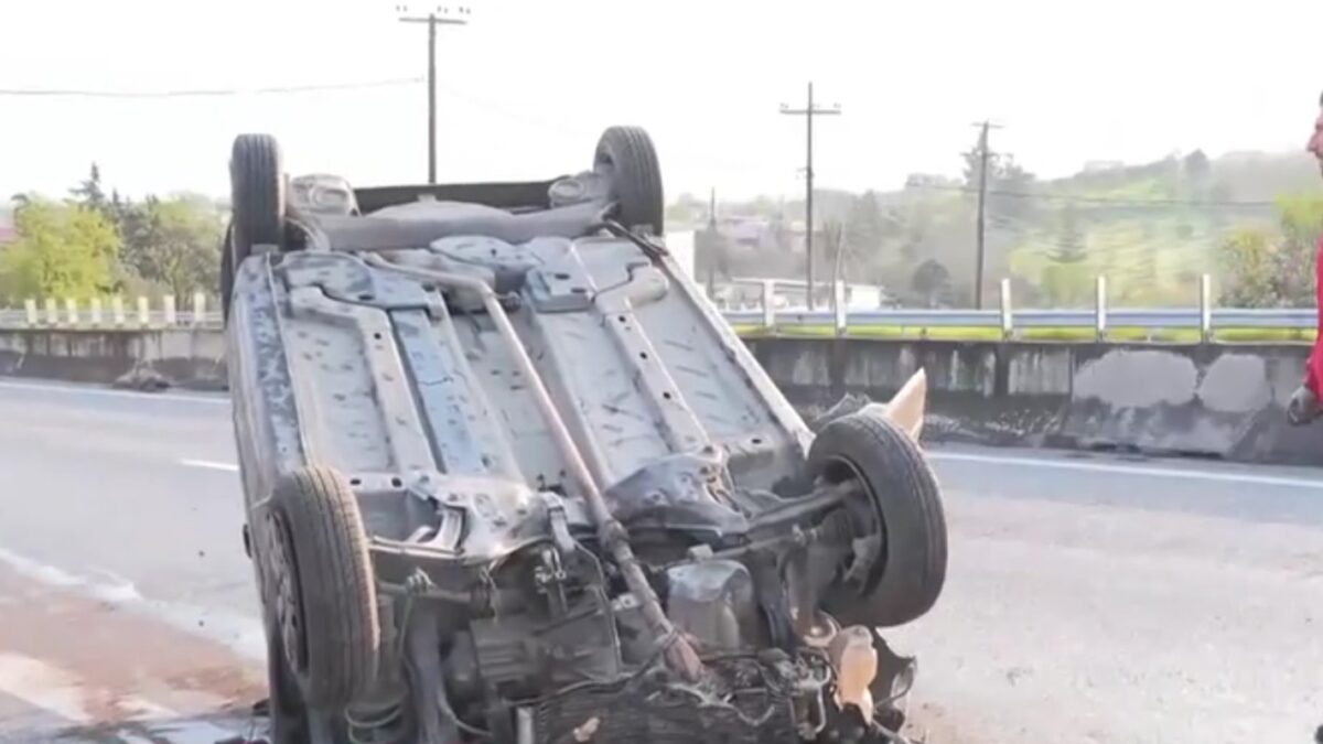 Το αυτοκίνητο αναποδογύρισε στην Εθνική Οδό Θεσσαλονίκης- Μουδανίων