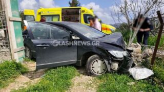 Το αμάξι που "καρφώθηκε" στον μαντρότοιχο