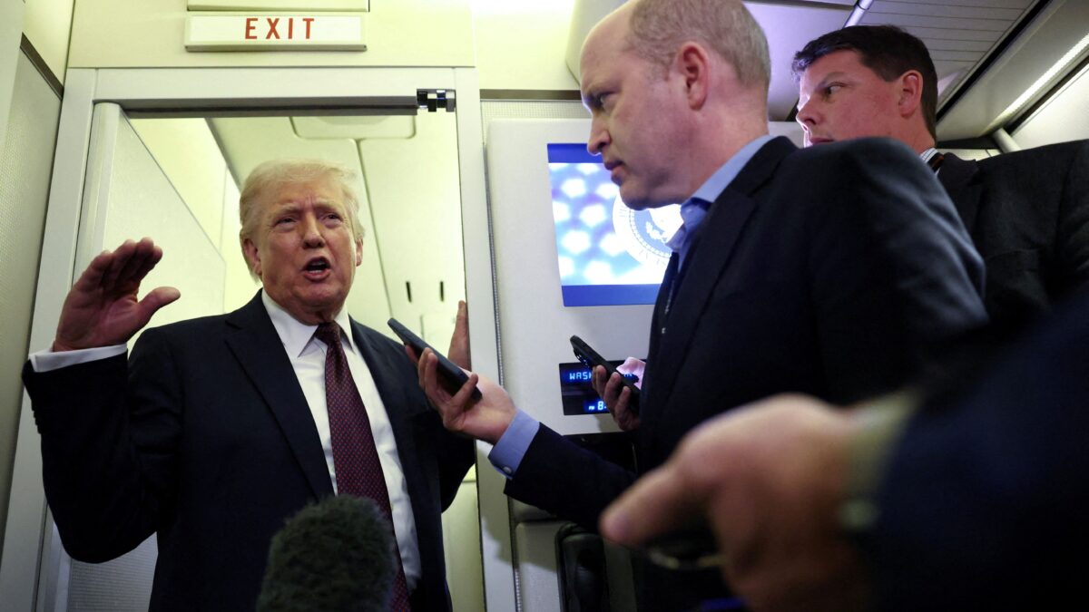 Ο Τραμπ μιλάει σε δημοσιογράγους στο Air Force One