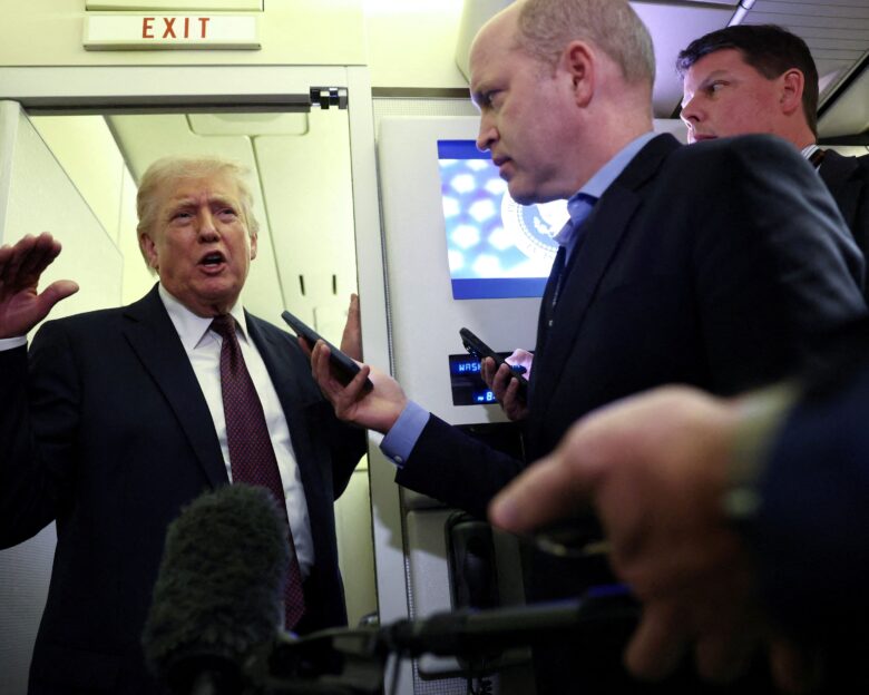 Ο Τραμπ μιλάει σε δημοσιογράγους στο Air Force One