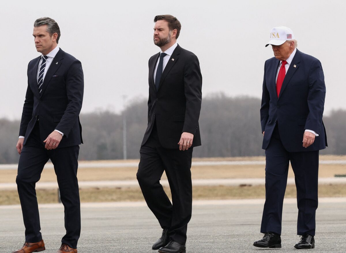 Ο Τραμπ μοιράζει παπούτσια στους συνεγάτες του