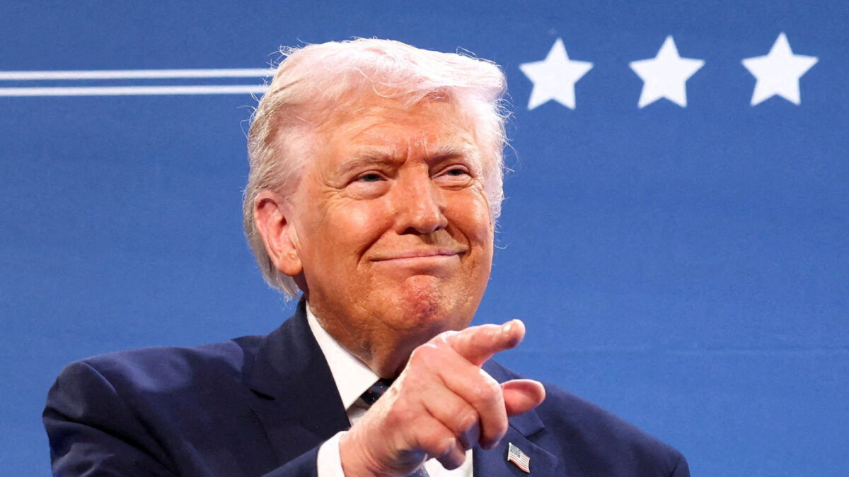 U.S. President Donald Trump gestures from the stage next to U.S. Representative Steve Scalise (R-LA) at Trump National Doral Miami in Miami, Florida, U.S., March 9, 2026. REUTERS/Kevin Lamarque TPX IMAGES OF THE DAY