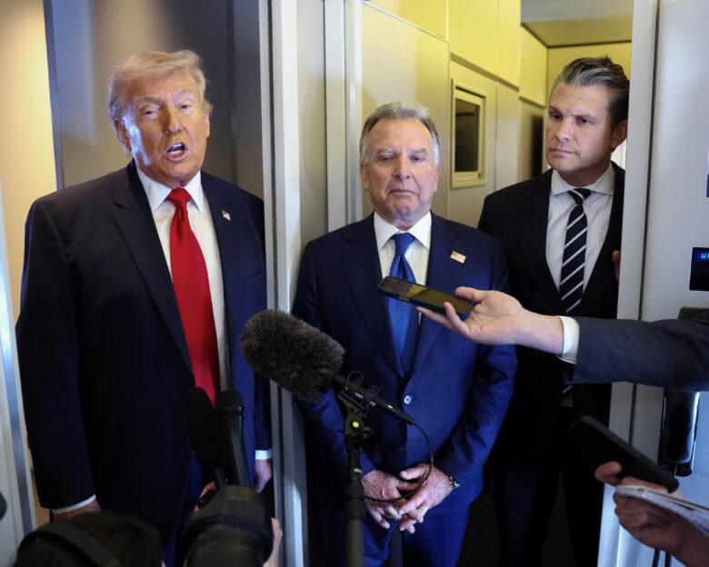 Ο Ντόναλντ Τραμπ μαζί με τον Στιβ Γουίτκοφ και τον Πιτ Χέγκσεθ