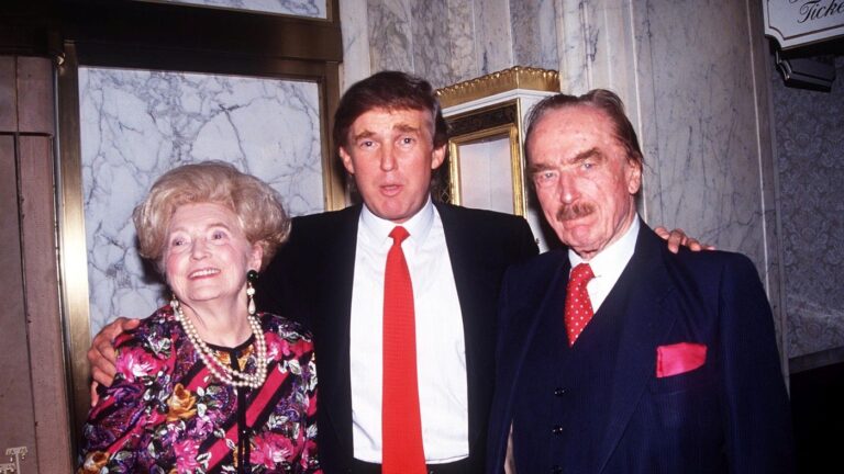 Ο Ντόναλντ Τραμπ με τους γονείς του