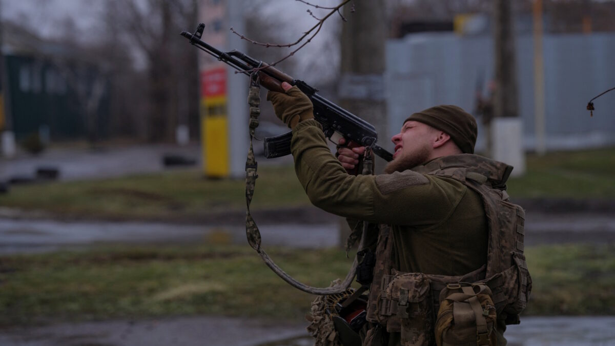 Ουκρανός στρατιώτης προσπαθεί να καταρρίψει εχθρικό drone