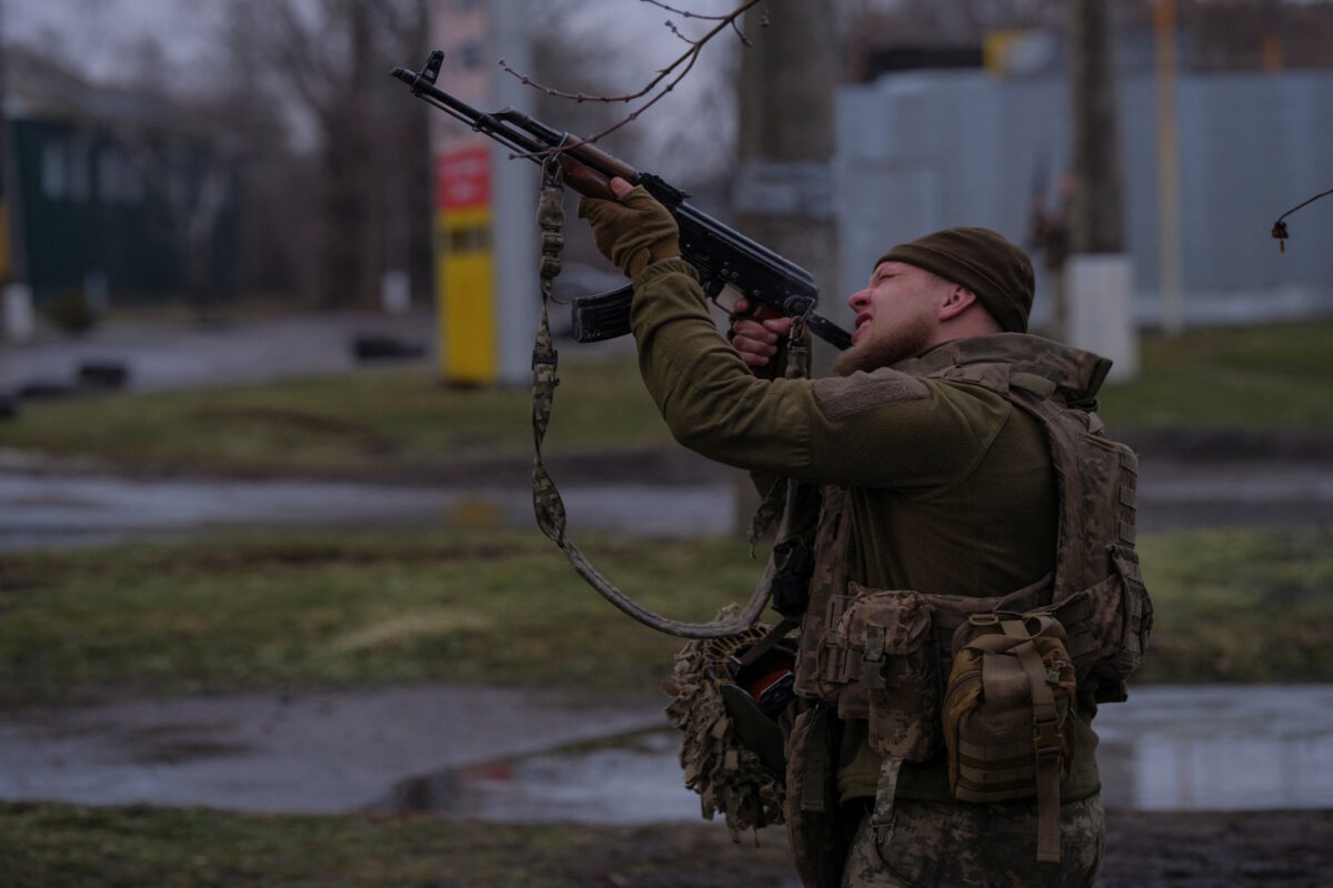 Ουκρανός στρατιώτης προσπαθεί να καταρρίψει εχθρικό drone