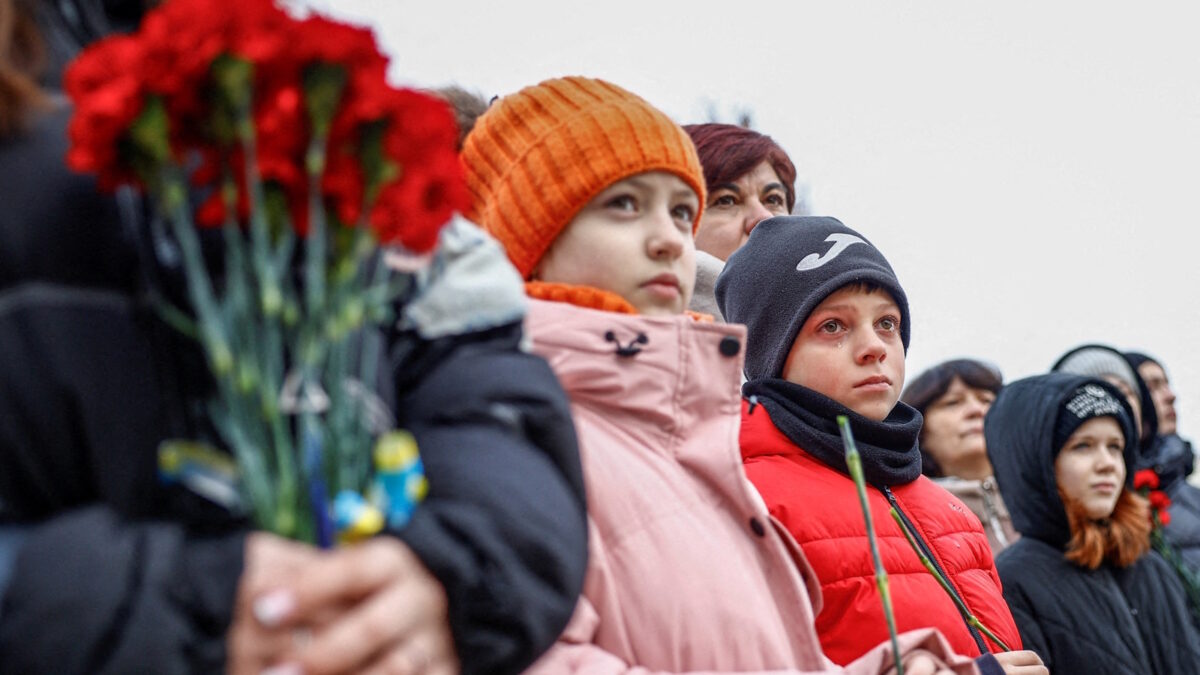 Παιδάκια στο Κίεβο για την ειδική τελετή μνήμης της έναρξης της ρωσικής εισβολής το 2022
