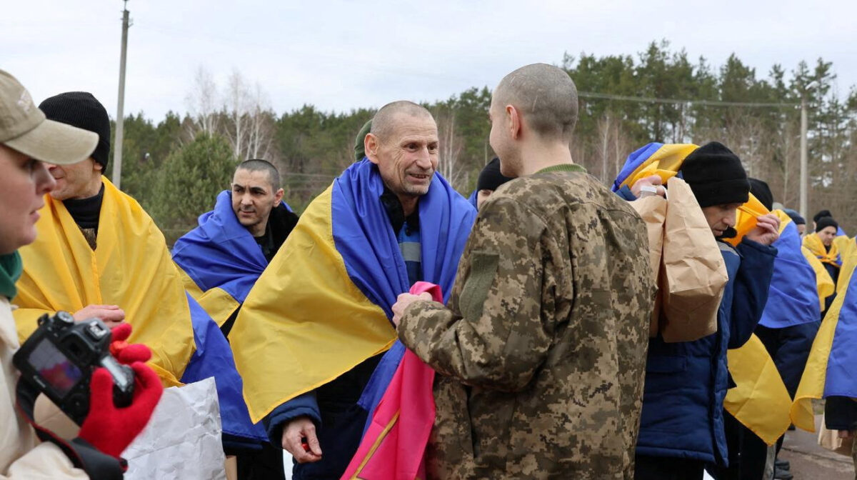Οι δύο πλευρές ανταλλάσσουν περιοδικά αιχμαλώτους πολέμου και επιστρέφουν σορούς στρατιωτών - η πιο πρόσφατη τέτοια κίνηση έγινε την περασμένη εβδομάδα- παρά την έλλειψη προόδου προς μια ειρηνευτική συμφωνία για τον τερματισμό του τετραετούς τους πολέμου.