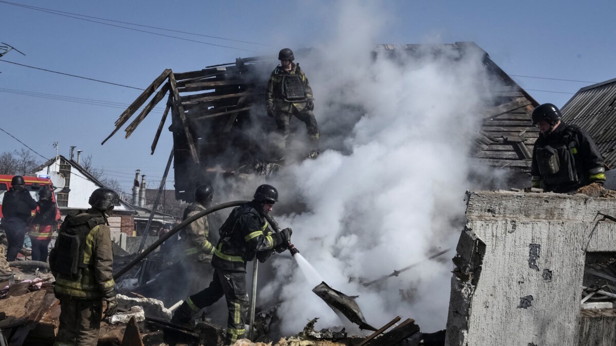 Ουκρανοί πυροσβέστες σε σημείο ρωσικής επίθεσης