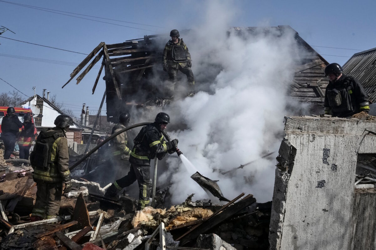 Ουκρανοί πυροσβέστες σε σημείο ρωσικής επίθεσης