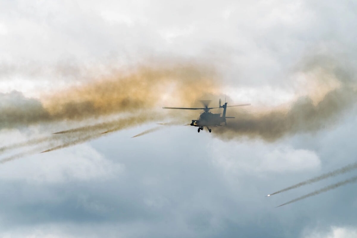 Επιθετικό ελικόπτερο τύπου Apache εξαπολύει ρουκέτες