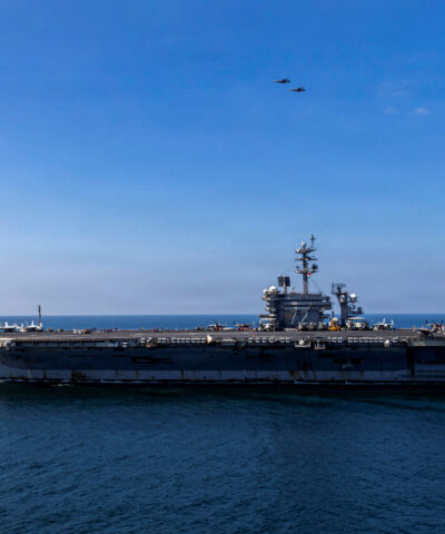 To αεροπλανοφόρο USS Abraham Lincoln