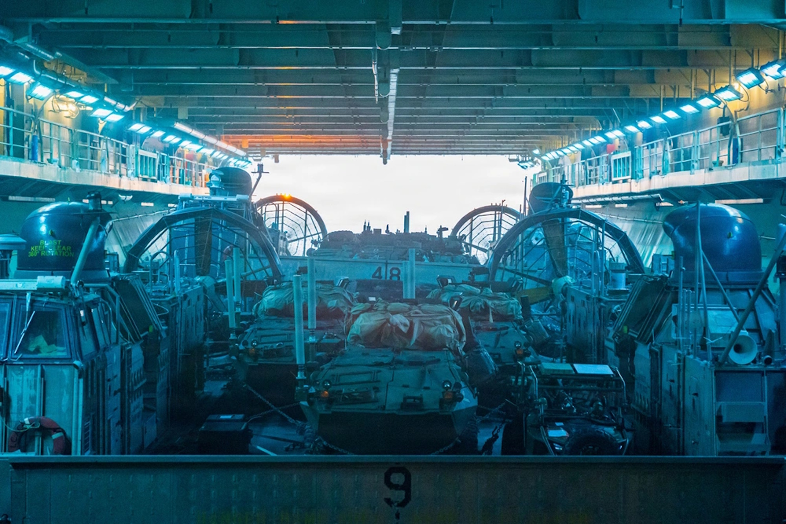 Το εσωτερικό του USS με χόβερκραφτ για αποβατικές επιχειρήσεις