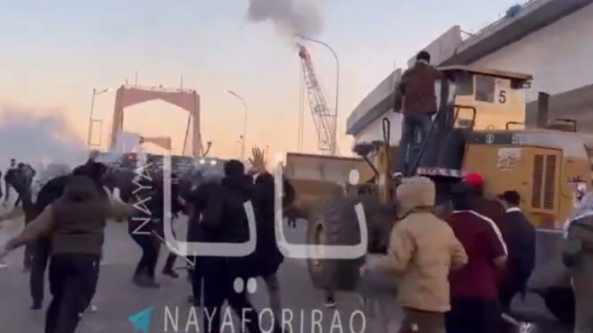 Ιράκ: Διαδηλωτές προσπάθησαν να εισβάλουν με μπουλντόζες στην πρεσβεία των ΗΠΑ στη Βαγδάτη – Δείτε βίντεο