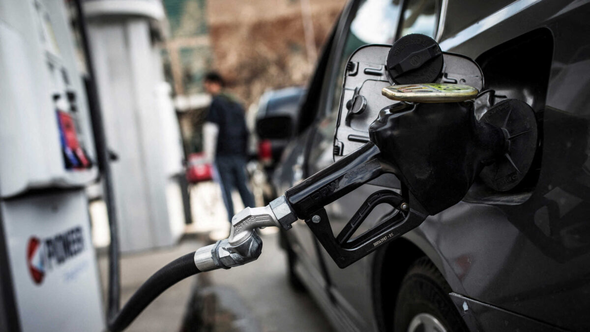 Αντλία καυσίμου σε αυτοκίνητο σε ένα βενζινάδικο