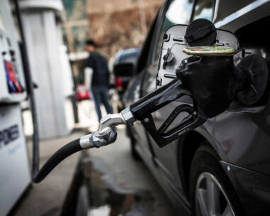 Αντλία καυσίμου σε αυτοκίνητο σε ένα βενζινάδικο