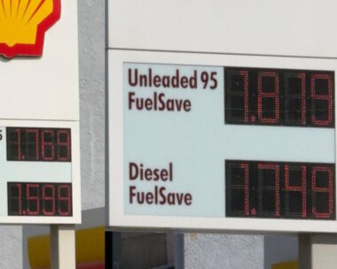 Τιμή των καυσίμων σε πρατήριο στην Αθήνα - Αριστερά η τιμή στις 3