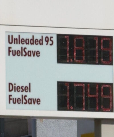 Τιμή των καυσίμων σε πρατήριο στην Αθήνα - Αριστερά η τιμή στις 3