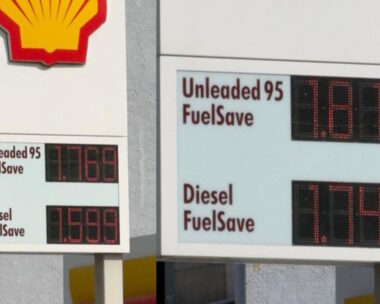 Τιμή των καυσίμων σε πρατήριο στην Αθήνα - Αριστερά η τιμή στις 3