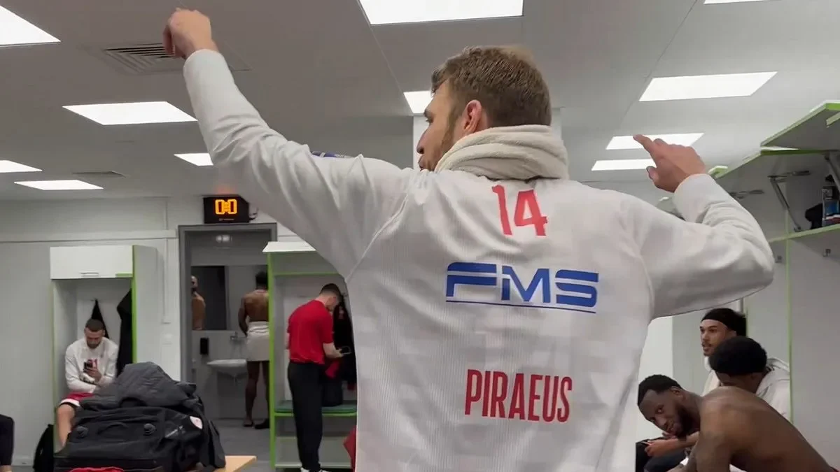 Επικός Βεζένκοφ για Λαρεντζάκη στα αποδυτήρια: «Κερνάει σούσι όλη την ομάδα»